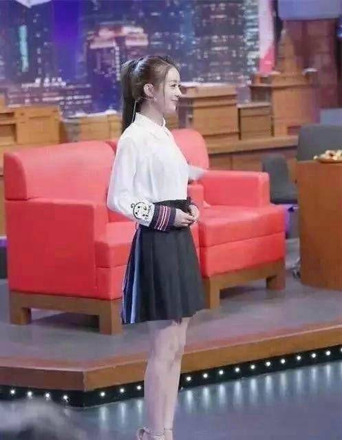 女星爱踩恨天高,杨幂绷成芭蕾脚,杨紫琼脚趾外