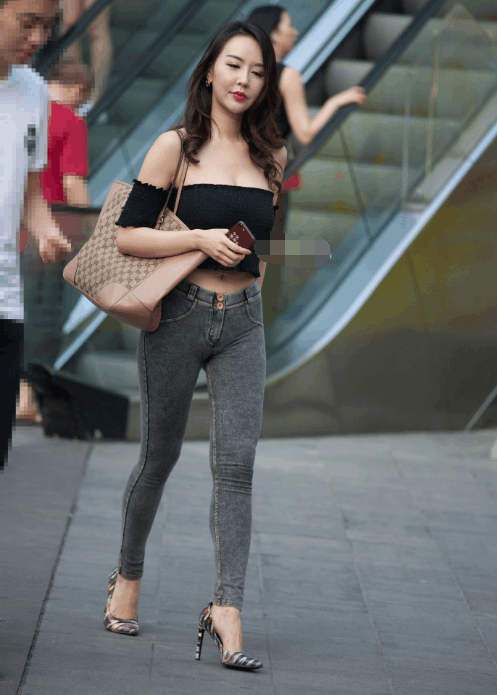 路人街拍: 美女穿着抹胸装, 火辣的身材, 完美