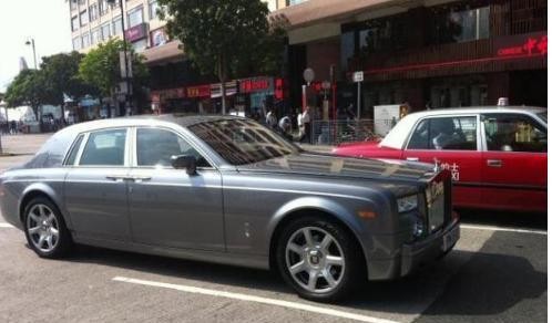 香港最特别的两辆劳斯莱斯，一辆车标镶钻，一辆已停产全球仅10台
