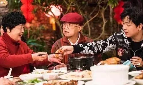 潘粤明一家三口回老家录制节目，父母谈起董洁老泪纵横