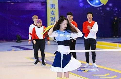 迪丽热巴跳舞动作简单,被痛批不敬业!真相却让