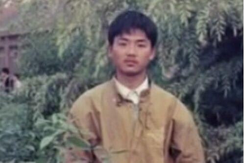 京东老板刘强东晒十八岁照片,网友:跪求东哥同