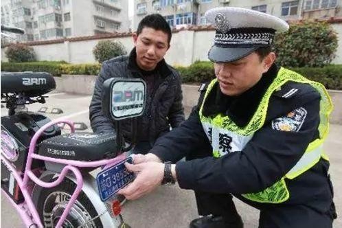 这样骑电动车的注意了，现在终于有人来整治你们了……