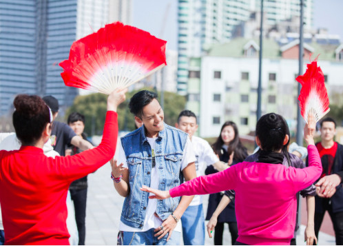 陈伟霆带领年轻人与广场舞大妈尽情"斗舞"
