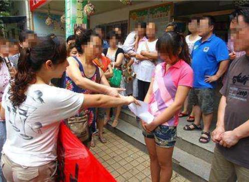 妈妈送药时看到孩子在厕所罚站