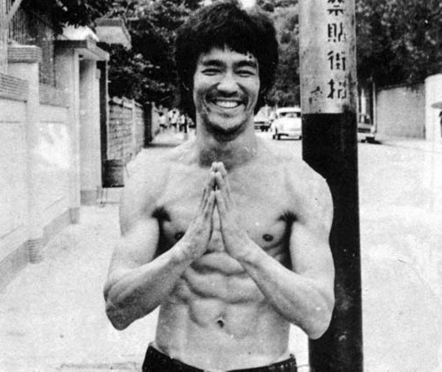 一拳打出300斤神力、一脚踢飞壮汉20米, 李小