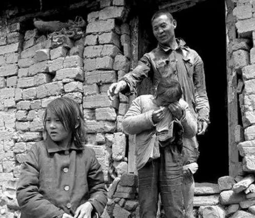 老照片直击:80年代农村儿童生活状态,看完后我沉默