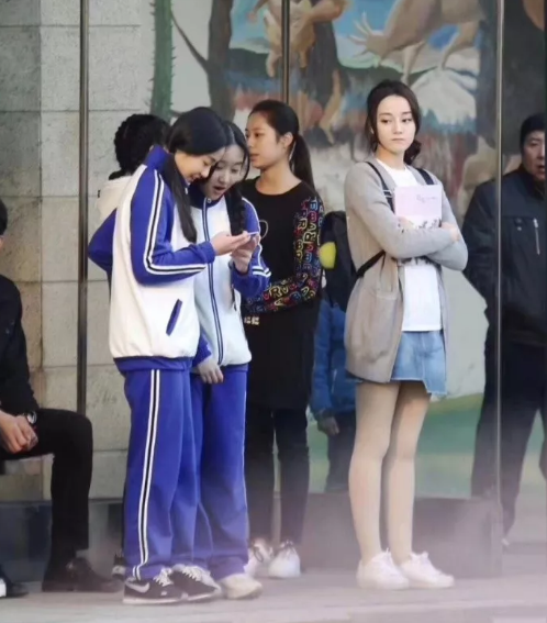 迪丽热巴等公交车被路人抓拍!大腿变粗身材走