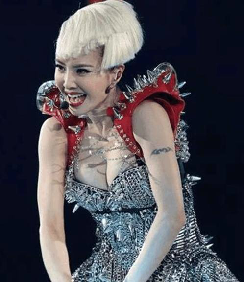 蔡依林演唱会造型,真是敢豁出去,最后一张也太