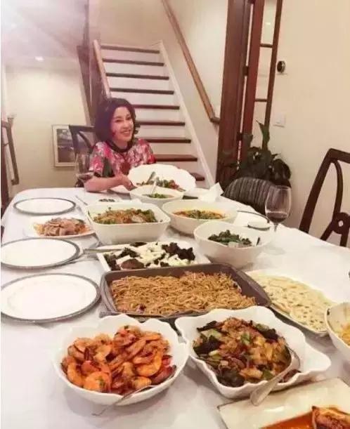 刘晓庆曾有过四段婚姻八个情人, 现与76岁老公住四千万平米豪宅!