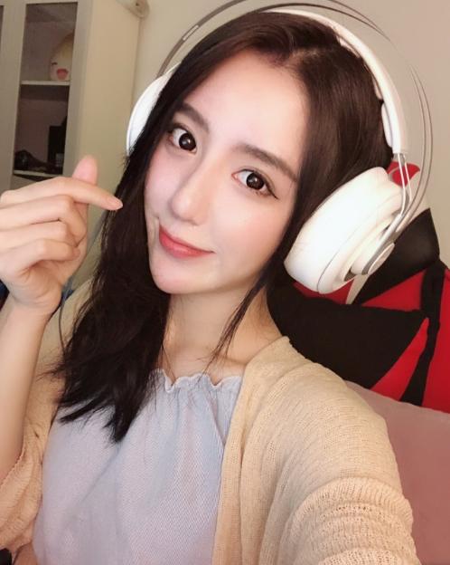 绝地求生娱乐主播呆妹成为了斗鱼新一姐后,熊