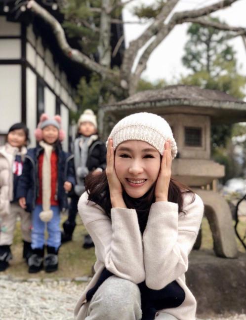 黎姿近照引发热议,脸部僵硬不自然,已看不到当