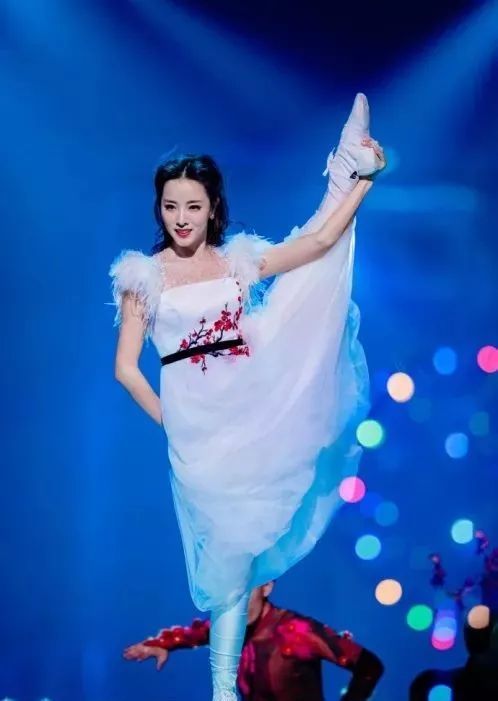 就连难度极大的一字马都能轻松驾驭 朱迅