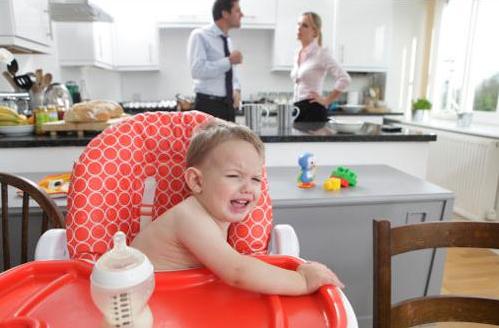 夫妻俩客厅吵架,女儿在卧室尿失禁,送去医院医