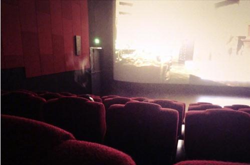 11月9日晚,徐静蕾po出一张自己在电影院的照片,但重点是在她配的文字