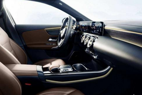 第二代奔驰A级操作逆天：秒杀宝马1系和奥迪A3？