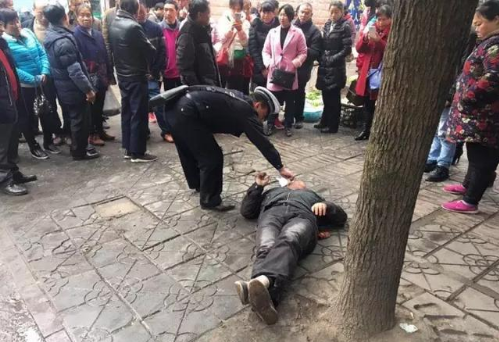 水富：巡逻途中遇病人晕倒 交警急救转危为安
