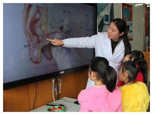 上幼儿园的宝宝老是抠耳朵,看医生后取出这个