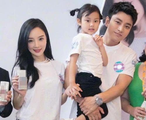 夜宿门后贾乃亮一家三口罕见露面,李小璐满脸