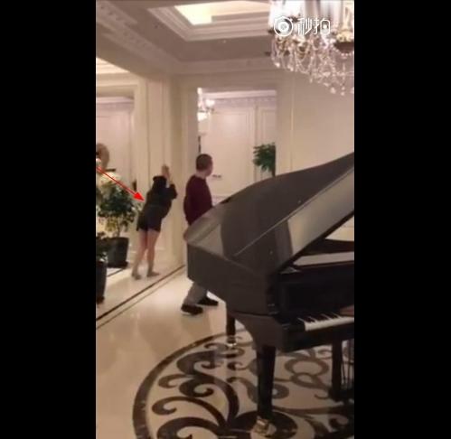 京圈大佬聚会,《芳华》女主光脚跳舞,陈道明爆