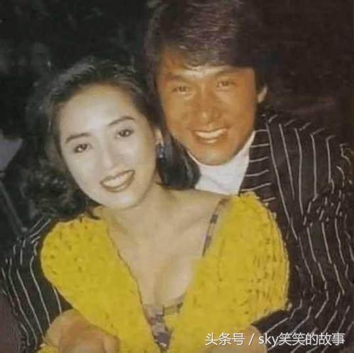 成龙这辈子最爱的两个女人，一个为他终生未嫁，一个已经遗憾去世