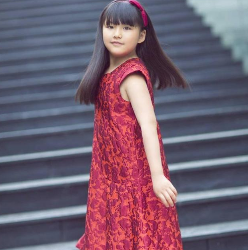 十大明星萌娃颜值排行，吴尊子女第二，李小璐女儿第七，第一是她
