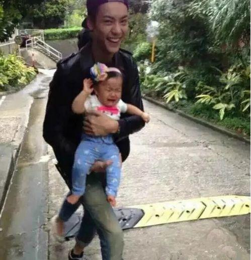 baby终于晒娃啦!三个月小海绵头发又长又多,萌软肉肉好可爱