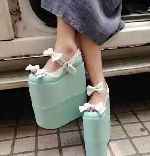 搞笑图片:这鞋子,一般人还真hold不住