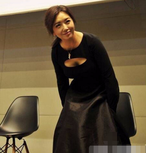 51岁江珊依旧美丽动人,离婚后却一直单身,20岁女儿像妈妈
