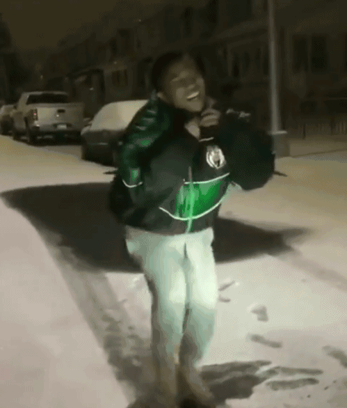 搞笑gif:非洲人第一次感受下雪,激动的都把衣服脱了