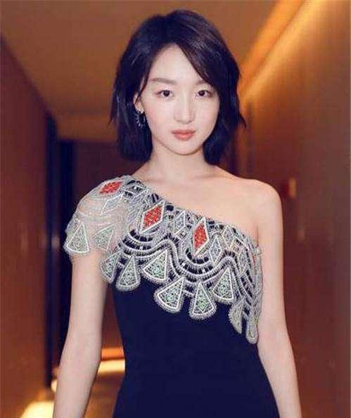 《中餐厅》周冬雨穿搭完胜师姐赵薇，简直就是行走的穿搭教科书!