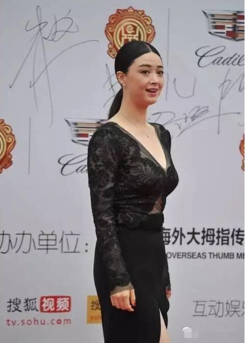 刘涛蒋欣同穿黑色蕾丝礼服,一个性感迷人,一个似路人