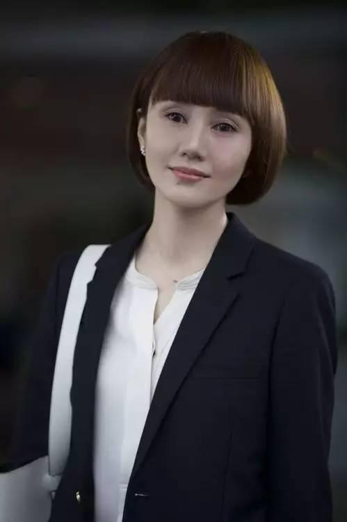 同是职场精英袁泉的短发比安迪还干练 但剧中年龄最小