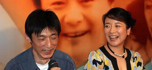 49岁陈小艺全家照，老公是个导演，儿子帅气，却被爆出轨小鲜肉！