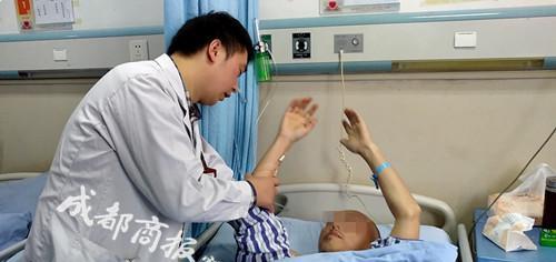 手机族小心了：每天躺着玩手机2小时！40岁男子突发全身瘫痪