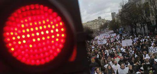 18个-国外奇葩交通规则!