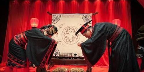 「古代婚礼的婚服」中国古代婚礼到底穿什么？凤冠霞帔？