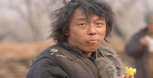 故事:傻子为老母亲摘枣磕中头,岂料傻病好了,还得了二