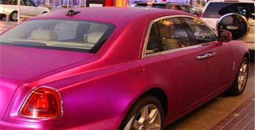 这辆粉色劳斯莱斯只用十万块，去到美容店老板看了也会沉默