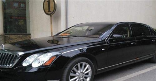 小伙迎亲用迈巴赫62S和九辆大众，其中四辆大众价值近三百万