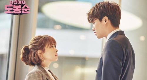 求男主角很有钱或很是地位隐藏身份来到女主角