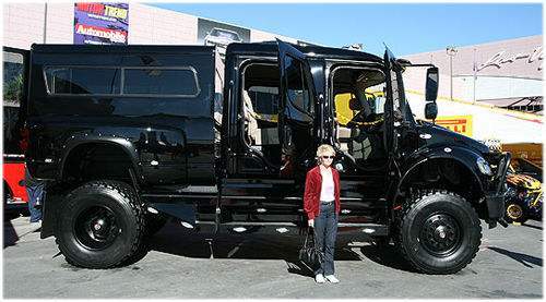 李晨这辆车才是真正的巨无霸，高4.4米重6吨，宛如移动城堡！