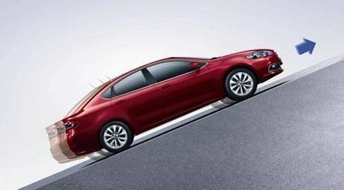 自动挡坡道起步不溜车小技巧