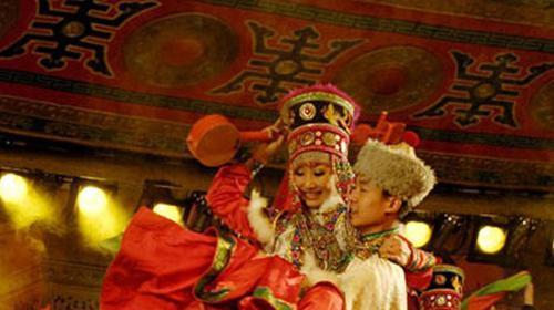 「古代婚礼的婚服」中国古代婚礼到底穿什么？凤冠霞帔？