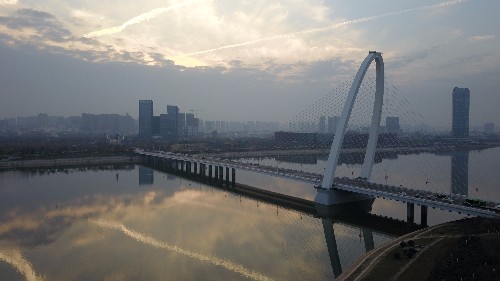 航拍西安浐灞彩虹大桥夕阳夜景美如画