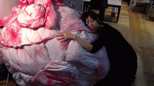 岛国重口味设计!蠕动的充电器,膨胀的肿瘤……设计者