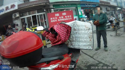 冬季头盔易起雾 稍不注意引事故