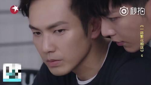钟汉良和炎亚纶脸贴太近,害羞得脸都红了,小眼神看的网友都心动