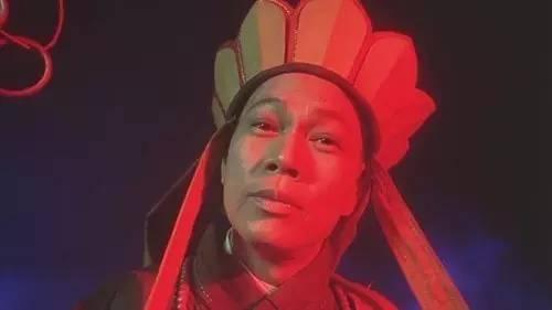 他是《大话西游》里啰里啰嗦的唐僧，生活中也是虔诚的佛教信徒