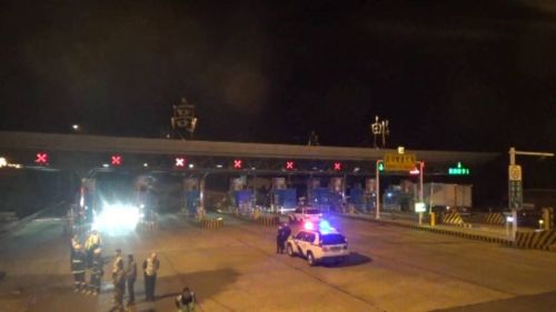夜晚,冒着浓烟的货车冲向收费站,到底发生了什么?